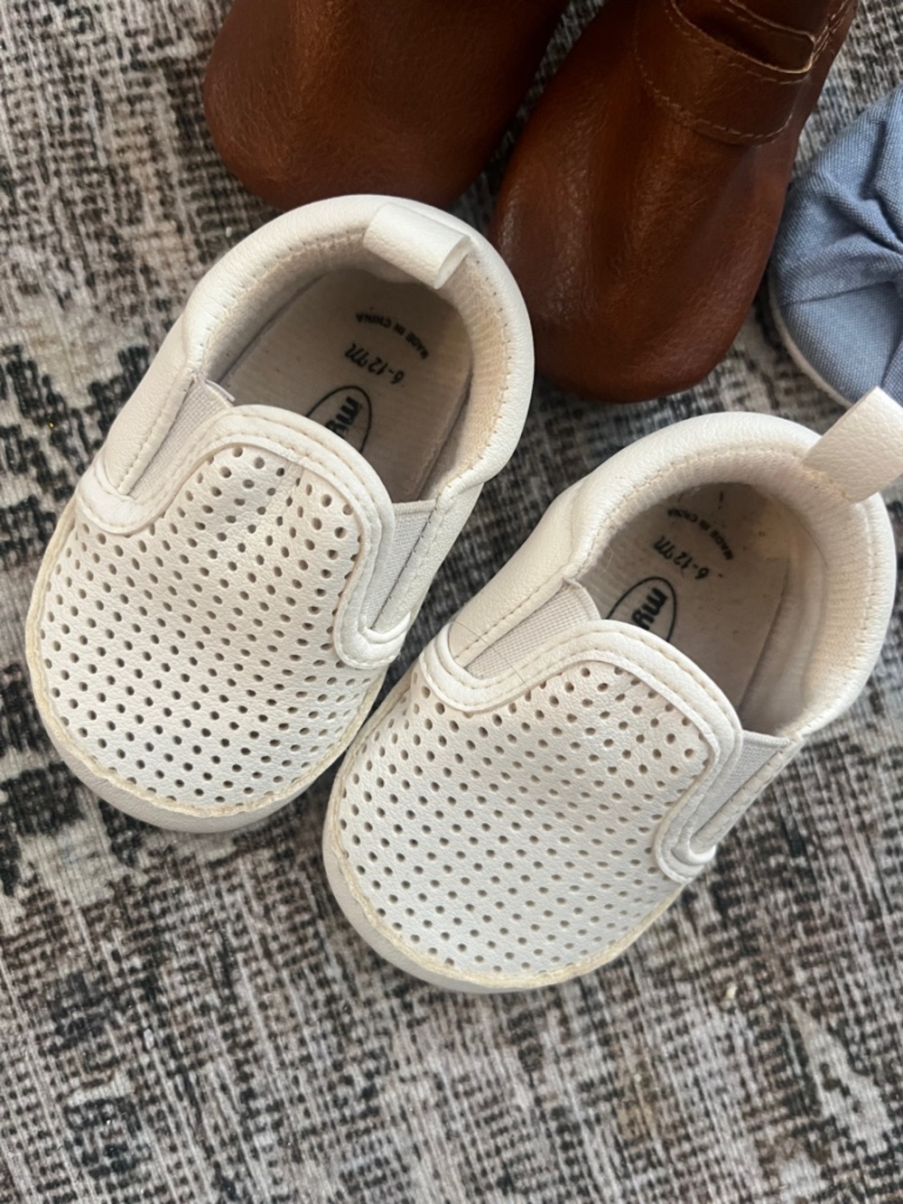 Lot of baby shoes 3 pairs 0-6 and 6-12 month boots, sneakers, dress Maryjane’s - Picture 4 of 5